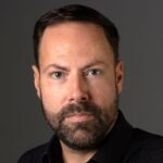 Portret van Laurens in zwarte blouse, close-up van zijn gezicht.