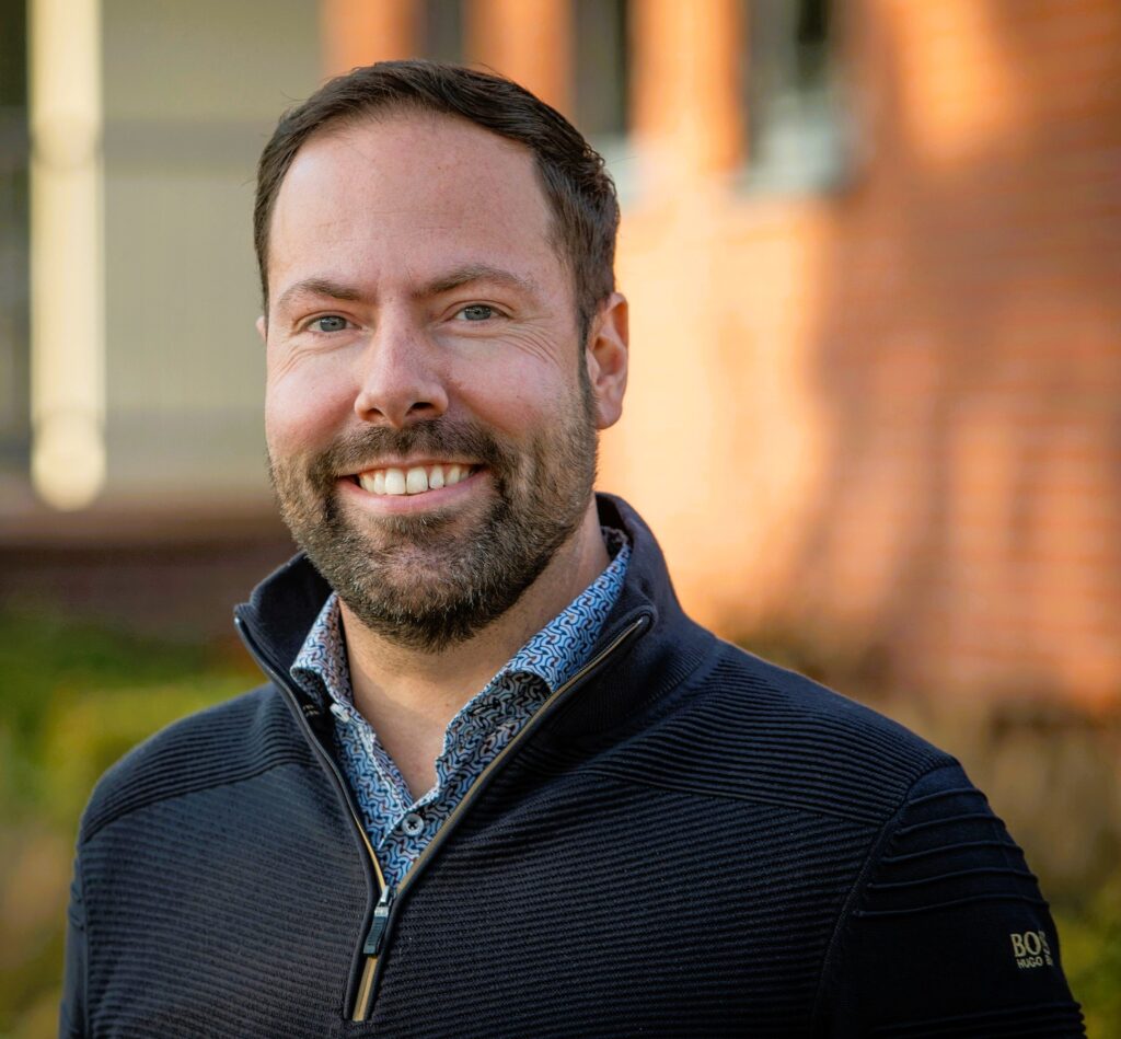 Foto van Laurens in trui met vervaagde achtergrond